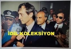 YUNANİSTAN ESKİ BAŞBAKANI ANDREA PAPANDREU'NUN ORİJİNAL BÜYÜK BOY FOTOĞRAFI (ΦΩΤΟΓΡΑΦΙΑ ΤΟΥ ΠΡΩΗΝ ΠΡΩΘΥΠΟΥΡΓΟΥ ΤΗΣ ΕΛΛΑΔΑΣ, ΑΝΔΡΕΑ ΠΑΠΑΝΔΡΕΟΥ) - 30 x 20 cm EBADINDA - 23 HAZİRAN 1989'DA, YUNANİSTAN DEVLET BAKANI ANDREAS PAPANDREOU, ATİNA DEVLET HASTANESİNDE ZATÜRRE TEDAVİSİ GÖRÜRKEN CİDDİ KALP VE BÖBREK SORUNLARI YAŞADIKTAN SONRA HAYATI İÇİN ENDİŞELER ARTIYORDU. İNGİLİZ DOKTOR MAGDİ YACOUB, PAPANDREOU'YA ÜÇLÜ BYPASS AMELİYATI YAPMAK ÜZERE LONDRA'DAN HASTANEYE GELDİ. - FEARS WERE GROWING FOR THE LIFE OF MR. ANDREAS PAPANDREOU, THE GREEK MINISTER, ON JUNE 23, 1989 AFTER SEVERE HEART AND KIDNEY COMPLICATIONS OCCURRED WHILE HE WAS BEING TREATED FOR PNEUMONIA IN THE ATHENS STATE HOSPITAL. ENGLISH DOCTOR, MAGDI YACOUB ARRIVES AT THE HOSPITAL TRIPLE BYPASS SURGERY ON MR. PAPANDREOU FROM LONDON (Ο Άγγλος γιατρός, Μαγκντί Γιακούμπ, φτάνει στο νοσοκομείο από το Λονδίνο για την τριπλή επέμβαση παράκαμψης του κ. Παπανδρέου.)