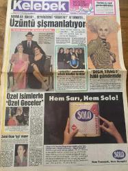 KELEBEK GAZETESİ DOĞUM GÜNÜ HEDİYESİ (TURKISH NEWSPAPPER) -22 OCAK 1991 - TAM TAKIM 4 SAYFADIR -Emel Sayın-Nükhet Duru-Şener Şen-Meral Mansuroğlu-Mine Arasan-Fatma Batukan-Berran Kançal-Tülin Aktar-Lale Naim-İlkay Sunay-Zuhal Olcay-Leyla İsmier-Ali Kocatepe-Zeki Müren-Bülent Ersoy-Muazzez Abacı-İbrahim Tatlıses-Sibel Can-Ayşe Tunalı-Hülya Avşar-Nalan Altınörs-Nuray Hafiftaş-Harika Avcı-Pınar Eliçe-Burhan Çaçan-Belkıs Akkale-Nur Ertürk-Sedat Örsel-Erdal İpekeşen-Ali Poyrazoğlu-Bülent Kayabaş-Ayşen Gruda-Zerrin Sümer-Levent Kazak-Nilüfer-Peker Açıkalın-Levent Tülek-Selma Güneri-Üzüntü şişmanlatıyor-Özel isimlerle Özel Geceler-Gravür sanatında erkek tekelini kırdılar-Dick Tracy hâlâ gündemde-Zuhal Olcay İşçi oluyor-Eğitim dediğin böyle olur-Melodili çoraplar-Bilmemek ayıp değil-Evlilik köşesi-Sesi Başkentte kulağı İstanbulda-Müzik Dostları-Harikaya çifte savcı-TRTde zihniyet değişecek-Kahkaha Tufanı-Mizah anarşistleri-Yıldızınız-Bu gecenin filmleri-Sarı Solo-Daki-Ka-Müzik Bahçesi-Kelebek-