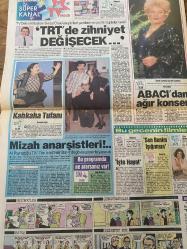 KELEBEK GAZETESİ DOĞUM GÜNÜ HEDİYESİ (TURKISH NEWSPAPPER) -22 OCAK 1991 - TAM TAKIM 4 SAYFADIR -Emel Sayın-Nükhet Duru-Şener Şen-Meral Mansuroğlu-Mine Arasan-Fatma Batukan-Berran Kançal-Tülin Aktar-Lale Naim-İlkay Sunay-Zuhal Olcay-Leyla İsmier-Ali Kocatepe-Zeki Müren-Bülent Ersoy-Muazzez Abacı-İbrahim Tatlıses-Sibel Can-Ayşe Tunalı-Hülya Avşar-Nalan Altınörs-Nuray Hafiftaş-Harika Avcı-Pınar Eliçe-Burhan Çaçan-Belkıs Akkale-Nur Ertürk-Sedat Örsel-Erdal İpekeşen-Ali Poyrazoğlu-Bülent Kayabaş-Ayşen Gruda-Zerrin Sümer-Levent Kazak-Nilüfer-Peker Açıkalın-Levent Tülek-Selma Güneri-Üzüntü şişmanlatıyor-Özel isimlerle Özel Geceler-Gravür sanatında erkek tekelini kırdılar-Dick Tracy hâlâ gündemde-Zuhal Olcay İşçi oluyor-Eğitim dediğin böyle olur-Melodili çoraplar-Bilmemek ayıp değil-Evlilik köşesi-Sesi Başkentte kulağı İstanbulda-Müzik Dostları-Harikaya çifte savcı-TRTde zihniyet değişecek-Kahkaha Tufanı-Mizah anarşistleri-Yıldızınız-Bu gecenin filmleri-Sarı Solo-Daki-Ka-Müzik Bahçesi-Kelebek-