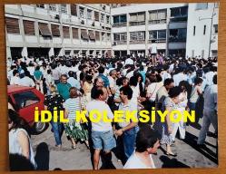 Efemera - YUNANİSTAN ESKİ BAŞBAKANI ANDREA PAPANDREU'NUN ORİJİNAL BÜYÜK BOY FOTOĞRAFI (&Phi;&Omega;&Tau;&Omicron;&Gamma;&Rho;&Alpha;&Phi;&Iota;&Alpha; &Tau;&Omicron;&Upsilon; &Pi;&Rho;&Omega;&Eta;&Nu; &Pi;&Rho;&Omega;&Theta;&Upsilon;&Pi;&Omicron;&Upsilon;&Rho;&Gamma;&Omicron;&Upsilon; &Tau;&Eta;&Sigma; &Epsilon;&Lambda;&Lambda;&Alpha;&Delta;&Alpha;&Sigma;, &Alpha;&Nu;&Delta;&Rho;&Epsilon;&Alpha; &Pi;&Alpha;&Pi;&Alpha;&Nu;&Delta;&Rho;&Epsilon;&Omicron;&Upsilon;) - 26 x 20 cm EBADINDA - 23 HAZİRAN 1989'DA, YUNANİSTAN DEVLET BAKANI ANDREAS PAPANDREOU, ATİNA DEVLET HASTANESİNDE ZATÜRRE TEDAVİSİ GÖRÜRKEN CİDDİ KALP VE BÖBREK SORUNLARI YAŞADIKTAN SONRA HAYATI İÇİN ENDİŞELER ARTIYORDU. HALK, HASTANE ÖNÜNDE ENDİŞEYLE BEKLİYORDU. - FEARS WERE GROWING FOR THE LIFE OF MR. ANDREAS PAPANDREOU, THE GREEK MINISTER, ON JUNE 23, 1989 AFTER SEVERE HEART AND KIDNEY COMPLICATIONS OCCURRED WHILE HE WAS BEING TREATED FOR PNEUMONIA IN THE ATHENS STATE HOSPITAL. THE PUBLIC WAITED ANXIOUSLY IN FRONT OF THE HOSPITAL. &Omicron;&iota; &phi;ό&beta;&omicron;&iota; &gamma;&iota;&alpha; &tau;&eta; &zeta;&omega;ή &tau;&omicron;&upsilon; &kappa;. &Alpha;&nu;&delta;&rho;έ&alpha; &Pi;&alpha;&pi;&alpha;&nu;&delta;&rho;έ&omicron;&upsilon;, &tau;&omicron;&upsilon; Έ&lambda;&lambda;&eta;&nu;&alpha; &Upsilon;&pi;&omicron;&upsilon;&rho;&gamma;&omicron;ύ, &alpha;&upsilon;&xi;ά&nu;&omicron;&nu;&tau;&alpha;&nu; &sigma;&tau;&iota;&sigmaf; 23 &Iota;&omicron;&upsilon;&nu;ί&omicron;&upsilon; 1989. &Tau;&omicron; &kappa;&omicron;&iota;&nu;ό &pi;&epsilon;&rho;ί&mu;&epsilon;&nu;&epsilon; &mu;&epsilon; &alpha;&gamma;&omega;&nu;ί&alpha; &mu;&pi;&rho;&omicron;&sigma;&tau;ά &alpha;&pi;ό &tau;&omicron; &nu;&omicron;&sigma;&omicron;&kappa;&omicron;&mu;&epsilon;ί&omicron;. - kitantik - kitaLog