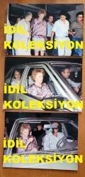 Efemera - YUNANİSTAN ESKİ BAŞBAKANI ANDREA PAPANDREU'NUN EŞİ MARGARİTA'NIN ORİJİNAL BÜYÜK BOY NET KALİTEDE 3'LÜ FOTOĞRAF SETİ (&Phi;&Omega;&Tau;&Omicron;&Gamma;&Rho;&Alpha;&Phi;&Iota;&Alpha; &Tau;&Omicron;&Upsilon; &Pi;&Rho;&Omega;&Eta;&Nu; &Pi;&Rho;&Omega;&Theta;&Upsilon;&Pi;&Omicron;&Upsilon;&Rho;&Gamma;&Omicron;&Upsilon; &Tau;&Eta;&Sigma; &Epsilon;&Lambda;&Lambda;&Alpha;&Delta;&Alpha;&Sigma;, &Alpha;&Nu;&Delta;&Rho;&Epsilon;&Alpha; &Pi;&Alpha;&Pi;&Alpha;&Nu;&Delta;&Rho;&Epsilon;&Omicron;&Upsilon;) - 30 x 20 cm EBADINDA - 23 HAZİRAN 1989'DA, PAPANDREU, HASTANEDE TEDAVİ GÖRDÜĞÜ SÜREÇTE ESKİ EŞİ MARGARİTA KENDİSİNİ ZİYARETE GELDİĞİ ANLARDA ÇEKİLMİŞ ÇOK NET KALİTEDE BÜYÜK BOY 3 FARKLI FOTOĞRAF... ÖZEL ARŞİV, AVRUPA BASKI!..  - FEARS WERE GROWING FOR THE LIFE OF MR. ANDREAS PAPANDREOU, THE GREEK MINISTER, ON JUNE 23, 1989 AFTER SEVERE HEART AND KIDNEY COMPLICATIONS OCCURRED WHILE HE WAS BEING TREATED FOR PNEUMONIA IN THE ATHENS STATE HOSPITAL. THE PUBLIC WAITED ANXIOUSLY IN FRONT OF THE HOSPITAL. &Tau;&rho;&epsilon;&iota;&sigmaf; &phi;&omega;&tau;&omicron;&gamma;&rho;&alpha;&phi;ί&epsilon;&sigmaf; &mu;&epsilon;&gamma;ά&lambda;&omicron;&upsilon; &mu;&epsilon;&gamma;έ&theta;&omicron;&upsilon;&sigmaf; &tau;&omicron;&upsilon; &Pi;&alpha;&pi;&alpha;&nu;&delta;&rho;έ&omicron;&upsilon;, &tau;&rho;&alpha;&beta;&eta;&gamma;&mu;έ&nu;&epsilon;&sigmaf; &sigma;&tau;&iota;&sigmaf; 23 &Iota;&omicron;&upsilon;&nu;ί&omicron;&upsilon; 1989, &kappa;&alpha;&tau;ά &tau;&eta; &delta;&iota;ά&rho;&kappa;&epsilon;&iota;&alpha; &epsilon;&pi;ί&sigma;&kappa;&epsilon;&psi;&eta;&sigmaf; &tau;&eta;&sigmaf; &pi;&rho;ώ&eta;&nu; &sigma;&upsilon;&zeta;ύ&gamma;&omicron;&upsilon; &tau;&omicron;&upsilon; &Mu;&alpha;&rho;&gamma;&alpha;&rho;ί&tau;&alpha;&sigmaf;, &epsilon;&nu;ώ &nu;&omicron;&sigma;&eta;&lambda;&epsilon;&upsilon;ό&tau;&alpha;&nu; &sigma;&tau;&omicron; &nu;&omicron;&sigma;&omicron;&kappa;&omicron;&mu;&epsilon;ί&omicron;. - kitantik - kitaLog