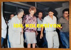 YUNANİSTAN ESKİ BAŞBAKANI ANDREA PAPANDREU'NUN EŞİ MARGARİTA'NIN ORİJİNAL BÜYÜK BOY NET KALİTEDE 3'LÜ FOTOĞRAF SETİ (ΦΩΤΟΓΡΑΦΙΑ ΤΟΥ ΠΡΩΗΝ ΠΡΩΘΥΠΟΥΡΓΟΥ ΤΗΣ ΕΛΛΑΔΑΣ, ΑΝΔΡΕΑ ΠΑΠΑΝΔΡΕΟΥ) - 30 x 20 cm EBADINDA - 23 HAZİRAN 1989'DA, PAPANDREU, HASTANEDE TEDAVİ GÖRDÜĞÜ SÜREÇTE ESKİ EŞİ MARGARİTA KENDİSİNİ ZİYARETE GELDİĞİ ANLARDA ÇEKİLMİŞ ÇOK NET KALİTEDE BÜYÜK BOY 3 FARKLI FOTOĞRAF... ÖZEL ARŞİV, AVRUPA BASKI!..  - FEARS WERE GROWING FOR THE LIFE OF MR. ANDREAS PAPANDREOU, THE GREEK MINISTER, ON JUNE 23, 1989 AFTER SEVERE HEART AND KIDNEY COMPLICATIONS OCCURRED WHILE HE WAS BEING TREATED FOR PNEUMONIA IN THE ATHENS STATE HOSPITAL. THE PUBLIC WAITED ANXIOUSLY IN FRONT OF THE HOSPITAL. Τρεις φωτογραφίες μεγάλου μεγέθους του Παπανδρέου, τραβηγμένες στις 23 Ιουνίου 1989, κατά τη διάρκεια επίσκεψης της πρώην συζύγου του Μαργαρίτας, ενώ νοσηλευόταν στο νοσοκομείο.