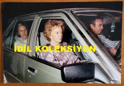 YUNANİSTAN ESKİ BAŞBAKANI ANDREA PAPANDREU'NUN EŞİ MARGARİTA'NIN ORİJİNAL BÜYÜK BOY NET KALİTEDE 3'LÜ FOTOĞRAF SETİ (ΦΩΤΟΓΡΑΦΙΑ ΤΟΥ ΠΡΩΗΝ ΠΡΩΘΥΠΟΥΡΓΟΥ ΤΗΣ ΕΛΛΑΔΑΣ, ΑΝΔΡΕΑ ΠΑΠΑΝΔΡΕΟΥ) - 30 x 20 cm EBADINDA - 23 HAZİRAN 1989'DA, PAPANDREU, HASTANEDE TEDAVİ GÖRDÜĞÜ SÜREÇTE ESKİ EŞİ MARGARİTA KENDİSİNİ ZİYARETE GELDİĞİ ANLARDA ÇEKİLMİŞ ÇOK NET KALİTEDE BÜYÜK BOY 3 FARKLI FOTOĞRAF... ÖZEL ARŞİV, AVRUPA BASKI!..  - FEARS WERE GROWING FOR THE LIFE OF MR. ANDREAS PAPANDREOU, THE GREEK MINISTER, ON JUNE 23, 1989 AFTER SEVERE HEART AND KIDNEY COMPLICATIONS OCCURRED WHILE HE WAS BEING TREATED FOR PNEUMONIA IN THE ATHENS STATE HOSPITAL. THE PUBLIC WAITED ANXIOUSLY IN FRONT OF THE HOSPITAL. Τρεις φωτογραφίες μεγάλου μεγέθους του Παπανδρέου, τραβηγμένες στις 23 Ιουνίου 1989, κατά τη διάρκεια επίσκεψης της πρώην συζύγου του Μαργαρίτας, ενώ νοσηλευόταν στο νοσοκομείο.