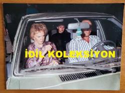 YUNANİSTAN ESKİ BAŞBAKANI ANDREA PAPANDREU'NUN EŞİ MARGARİTA'NIN ORİJİNAL BÜYÜK BOY NET KALİTEDE 3'LÜ FOTOĞRAF SETİ (ΦΩΤΟΓΡΑΦΙΑ ΤΟΥ ΠΡΩΗΝ ΠΡΩΘΥΠΟΥΡΓΟΥ ΤΗΣ ΕΛΛΑΔΑΣ, ΑΝΔΡΕΑ ΠΑΠΑΝΔΡΕΟΥ) - 30 x 20 cm EBADINDA - 23 HAZİRAN 1989'DA, PAPANDREU, HASTANEDE TEDAVİ GÖRDÜĞÜ SÜREÇTE ESKİ EŞİ MARGARİTA KENDİSİNİ ZİYARETE GELDİĞİ ANLARDA ÇEKİLMİŞ ÇOK NET KALİTEDE BÜYÜK BOY 3 FARKLI FOTOĞRAF... ÖZEL ARŞİV, AVRUPA BASKI!..  - FEARS WERE GROWING FOR THE LIFE OF MR. ANDREAS PAPANDREOU, THE GREEK MINISTER, ON JUNE 23, 1989 AFTER SEVERE HEART AND KIDNEY COMPLICATIONS OCCURRED WHILE HE WAS BEING TREATED FOR PNEUMONIA IN THE ATHENS STATE HOSPITAL. THE PUBLIC WAITED ANXIOUSLY IN FRONT OF THE HOSPITAL. Τρεις φωτογραφίες μεγάλου μεγέθους του Παπανδρέου, τραβηγμένες στις 23 Ιουνίου 1989, κατά τη διάρκεια επίσκεψης της πρώην συζύγου του Μαργαρίτας, ενώ νοσηλευόταν στο νοσοκομείο.