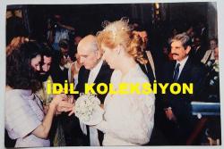 YUNANİSTAN ESKİ BAŞBAKANI ANDREA PAPANDREU'NUN DÜĞÜN TÖRENİNİN NET KALİTEDE ORİJİNAL BÜYÜK BOY 3'LÜ FOTOĞRAF SETİ (ΦΩΤΟΓΡΑΦΙΑ ΤΟΥ ΠΡΩΗΝ ΠΡΩΘΥΠΟΥΡΓΟΥ ΤΗΣ ΕΛΛΑΔΑΣ, ΑΝΔΡΕΑ ΠΑΠΑΝΔΡΕΟΥ) - 30 x 20 cm EBADINDA - ANDREAS PAPANDREU'NUN DİMİTRA LİANİ İLE 13 TEMMUZ 1989 YILINDAKİ DÜĞÜN GÜNÜ KİLİSEDE DİNİ TÖREN YAPILIRKEN ÇEKİLMİŞ ÇOK NET KALİTEDE 3 BÜYÜK FOTOĞRAF. FOTOĞRAFLAR ORİJİNAL AVRUPA BASKI, ÖZEL ARŞİVDENDİR. - THREE LARGE, HIGH-QUALITY PHOTOGRAPHS TAKEN DURING THE RELIGIOUS CEREMONY AT THE CHURCH ON JULY 13, 1989, THE DAY OF ANDREAS PAPANDREOU'S WEDDING TO DIMITRA LIANI. THE PHOTOGRAPHS ARE ORIGINAL EUROPEAN PRINTS FROM A PRIVATE ARCHIVE. - Τρεις μεγάλες, υψηλής ποιότητας φωτογραφίες που τραβήχτηκαν κατά τη διάρκεια της θρησκευτικής τελετής στην εκκλησία στις 13 Ιουλίου 1989, την ημέρα του γάμου του Ανδρέα Παπανδρέου με τη Δήμητρα Λιάνη. Οι φωτογραφίες είναι πρωτότυπες ευρωπαϊκές εκτυπώσεις από ιδιωτικό αρχείο.