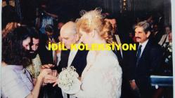 YUNANİSTAN ESKİ BAŞBAKANI ANDREA PAPANDREU'NUN DÜĞÜN TÖRENİNİN NET KALİTEDE ORİJİNAL BÜYÜK BOY 3'LÜ FOTOĞRAF SETİ (ΦΩΤΟΓΡΑΦΙΑ ΤΟΥ ΠΡΩΗΝ ΠΡΩΘΥΠΟΥΡΓΟΥ ΤΗΣ ΕΛΛΑΔΑΣ, ΑΝΔΡΕΑ ΠΑΠΑΝΔΡΕΟΥ) - 30 x 20 cm EBADINDA - ANDREAS PAPANDREU'NUN DİMİTRA LİANİ İLE 13 TEMMUZ 1989 YILINDAKİ DÜĞÜN GÜNÜ KİLİSEDE DİNİ TÖREN YAPILIRKEN ÇEKİLMİŞ ÇOK NET KALİTEDE 3 BÜYÜK FOTOĞRAF. FOTOĞRAFLAR ORİJİNAL AVRUPA BASKI, ÖZEL ARŞİVDENDİR. - THREE LARGE, HIGH-QUALITY PHOTOGRAPHS TAKEN DURING THE RELIGIOUS CEREMONY AT THE CHURCH ON JULY 13, 1989, THE DAY OF ANDREAS PAPANDREOU'S WEDDING TO DIMITRA LIANI. THE PHOTOGRAPHS ARE ORIGINAL EUROPEAN PRINTS FROM A PRIVATE ARCHIVE. - Τρεις μεγάλες, υψηλής ποιότητας φωτογραφίες που τραβήχτηκαν κατά τη διάρκεια της θρησκευτικής τελετής στην εκκλησία στις 13 Ιουλίου 1989, την ημέρα του γάμου του Ανδρέα Παπανδρέου με τη Δήμητρα Λιάνη. Οι φωτογραφίες είναι πρωτότυπες ευρωπαϊκές εκτυπώσεις από ιδιωτικό αρχείο.