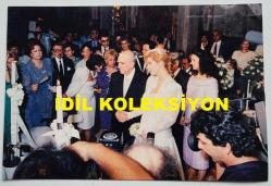 YUNANİSTAN ESKİ BAŞBAKANI ANDREA PAPANDREU'NUN DÜĞÜN TÖRENİNİN NET KALİTEDE ORİJİNAL BÜYÜK BOY 3'LÜ FOTOĞRAF SETİ (ΦΩΤΟΓΡΑΦΙΑ ΤΟΥ ΠΡΩΗΝ ΠΡΩΘΥΠΟΥΡΓΟΥ ΤΗΣ ΕΛΛΑΔΑΣ, ΑΝΔΡΕΑ ΠΑΠΑΝΔΡΕΟΥ) - 30 x 20 cm EBADINDA - ANDREAS PAPANDREU'NUN DİMİTRA LİANİ İLE 13 TEMMUZ 1989 YILINDAKİ DÜĞÜN GÜNÜ KİLİSEDE DİNİ TÖREN YAPILIRKEN ÇEKİLMİŞ ÇOK NET KALİTEDE 3 BÜYÜK FOTOĞRAF. FOTOĞRAFLAR ORİJİNAL AVRUPA BASKI, ÖZEL ARŞİVDENDİR. - THREE LARGE, HIGH-QUALITY PHOTOGRAPHS TAKEN DURING THE RELIGIOUS CEREMONY AT THE CHURCH ON JULY 13, 1989, THE DAY OF ANDREAS PAPANDREOU'S WEDDING TO DIMITRA LIANI. THE PHOTOGRAPHS ARE ORIGINAL EUROPEAN PRINTS FROM A PRIVATE ARCHIVE. - Τρεις μεγάλες, υψηλής ποιότητας φωτογραφίες που τραβήχτηκαν κατά τη διάρκεια της θρησκευτικής τελετής στην εκκλησία στις 13 Ιουλίου 1989, την ημέρα του γάμου του Ανδρέα Παπανδρέου με τη Δήμητρα Λιάνη. Οι φωτογραφίες είναι πρωτότυπες ευρωπαϊκές εκτυπώσεις από ιδιωτικό αρχείο.