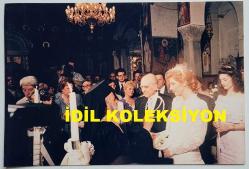 YUNANİSTAN ESKİ BAŞBAKANI ANDREA PAPANDREU'NUN DÜĞÜN TÖRENİNİN NET KALİTEDE ORİJİNAL BÜYÜK BOY 3'LÜ FOTOĞRAF SETİ (ΦΩΤΟΓΡΑΦΙΑ ΤΟΥ ΠΡΩΗΝ ΠΡΩΘΥΠΟΥΡΓΟΥ ΤΗΣ ΕΛΛΑΔΑΣ, ΑΝΔΡΕΑ ΠΑΠΑΝΔΡΕΟΥ) - 30 x 20 cm EBADINDA - ANDREAS PAPANDREU'NUN DİMİTRA LİANİ İLE 13 TEMMUZ 1989 YILINDAKİ DÜĞÜN GÜNÜ KİLİSEDE DİNİ TÖREN YAPILIRKEN ÇEKİLMİŞ ÇOK NET KALİTEDE 3 BÜYÜK FOTOĞRAF. FOTOĞRAFLAR ORİJİNAL AVRUPA BASKI, ÖZEL ARŞİVDENDİR. - THREE LARGE, HIGH-QUALITY PHOTOGRAPHS TAKEN DURING THE RELIGIOUS CEREMONY AT THE CHURCH ON JULY 13, 1989, THE DAY OF ANDREAS PAPANDREOU'S WEDDING TO DIMITRA LIANI. THE PHOTOGRAPHS ARE ORIGINAL EUROPEAN PRINTS FROM A PRIVATE ARCHIVE. - Τρεις μεγάλες, υψηλής ποιότητας φωτογραφίες που τραβήχτηκαν κατά τη διάρκεια της θρησκευτικής τελετής στην εκκλησία στις 13 Ιουλίου 1989, την ημέρα του γάμου του Ανδρέα Παπανδρέου με τη Δήμητρα Λιάνη. Οι φωτογραφίες είναι πρωτότυπες ευρωπαϊκές εκτυπώσεις από ιδιωτικό αρχείο.