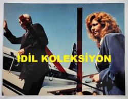 YUNANİSTAN ESKİ BAŞBAKANI ANDREA PAPANDREU'NUN ORİJİNAL BÜYÜK BOY FOTOĞRAFI (ΦΩΤΟΓΡΑΦΙΑ ΤΟΥ ΠΡΩΗΝ ΠΡΩΘΥΠΟΥΡΓΟΥ ΤΗΣ ΕΛΛΑΔΑΣ, ΑΝΔΡΕΑ ΠΑΠΑΝΔΡΕΟΥ) - 27,5 x 21 cm EBADINDA -  ANDREAS PAPANDREU, EŞİ DİMİTRA LIANI İLE UÇAĞA BİNERKEN ÇEKİLMİŞ BİR KARE. 1989