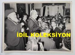 YUNANİSTAN ESKİ BAŞBAKANI ANDREA PAPANDREU'NUN ORİJİNAL BÜYÜK BOY FOTOĞRAFI (ΦΩΤΟΓΡΑΦΙΑ ΤΟΥ ΠΡΩΗΝ ΠΡΩΘΥΠΟΥΡΓΟΥ ΤΗΣ ΕΛΛΑΔΑΣ, ΑΝΔΡΕΑ ΠΑΠΑΝΔΡΕΟΥ) - 24 x 18 cm EBADINDA - ANDREAS PAPANDREU, KIBRIS GEZİSİ SIRASINDA KONUŞMA YAPARKEN ÇEKİLMİŞ BİR KARE