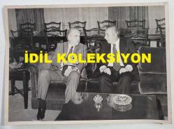 YUNANİSTAN ESKİ BAŞBAKANI ANDREA PAPANDREU'NUN ORİJİNAL BÜYÜK BOY FOTOĞRAFI (ΦΩΤΟΓΡΑΦΙΑ ΤΟΥ ΠΡΩΗΝ ΠΡΩΘΥΠΟΥΡΓΟΥ ΤΗΣ ΕΛΛΑΔΑΣ, ΑΝΔΡΕΑ ΠΑΠΑΝΔΡΕΟΥ) - 24 x 18 cm EBADINDA - ANDREAS PAPANDREU, KİPRİYAN İLE SOHBET EDERKEN ÇEKİLMİŞ BİR KARE. 1982