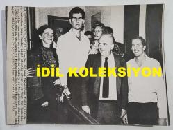 YUNANİSTAN ESKİ BAŞBAKANI ANDREA PAPANDREU'NUN ORİJİNAL HABER AJANSI BASIMI FOTOĞRAFI (ΦΩΤΟΓΡΑΦΙΑ ΤΟΥ ΠΡΩΗΝ ΠΡΩΘΥΠΟΥΡΓΟΥ ΤΗΣ ΕΛΛΑΔΑΣ, ΑΝΔΡΕΑ ΠΑΠΑΝΔΡΕΟΥ) - 24 x 18 cm EBADINDA - ANDREAS PAPANDREU, AİLE ÜYELERİNDEN SOPHIA, NICHOLAS, MARGARITA ve ANDREAS JR. İLE AYNI KAREDE. 1981