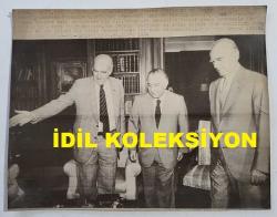 YUNANİSTAN ESKİ BAŞBAKANI ANDREA PAPANDREU'NUN ORİJİNAL HABER AJANSI BASIMI FOTOĞRAFI (ΦΩΤΟΓΡΑΦΙΑ ΤΟΥ ΠΡΩΗΝ ΠΡΩΘΥΠΟΥΡΓΟΥ ΤΗΣ ΕΛΛΑΔΑΣ, ΑΝΔΡΕΑ ΠΑΠΑΝΔΡΕΟΥ) - 24 x 19 cm EBADINDA - ANDREAS PAPANDREU, KİPRİYANU ve KARAMANLİS'LE BİRLİKTE ÜÇLÜ ZİRVE TOPLANTISINDAYKEN ÇEKİLMİŞ BİR KARE. ARALIK 1984