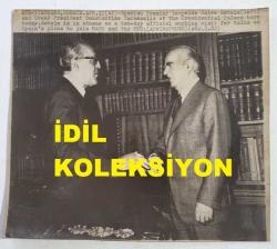 YUNANİSTAN ESKİ BAŞBAKANI ANDREA PAPANDREU'NUN ORİJİNAL HABER AJANSI BASIMI FOTOĞRAFI (ΦΩΤΟΓΡΑΦΙΑ ΤΟΥ ΠΡΩΗΝ ΠΡΩΘΥΠΟΥΡΓΟΥ ΤΗΣ ΕΛΛΑΔΑΣ, ΑΝΔΡΕΑ ΠΑΠΑΝΔΡΕΟΥ) - 20 x 18 cm EBADINDA - ANDREAS PAPANDREU, İSPANYA BAŞBAKANI LEOPOLDO CALVO-SOTELO İLE KONUŞURKEN ÖÇEKİLMİŞ BİR KARE. 1982