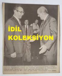 YUNANİSTAN ESKİ BAŞBAKANI ANDREA PAPANDREU'NUN ORİJİNAL HABER AJANSI BASIMI FOTOĞRAFI (ΦΩΤΟΓΡΑΦΙΑ ΤΟΥ ΠΡΩΗΝ ΠΡΩΘΥΠΟΥΡΓΟΥ ΤΗΣ ΕΛΛΑΔΑΣ, ΑΝΔΡΕΑ ΠΑΠΑΝΔΡΕΟΥ) - 22 x 18 cm EBADINDA - ANDREAS PAPANDREU, TÜRK BÜYÜKELÇİ FAHİR ALAÇAM İLE KONUŞURKEN ÇEKİLMİŞ BİR KARE. EKİM 1981