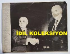 YUNANİSTAN ESKİ BAŞBAKANI ANDREA PAPANDREU'NUN ORİJİNAL HABER AJANSI BASIMI FOTOĞRAFI (ΦΩΤΟΓΡΑΦΙΑ ΤΟΥ ΠΡΩΗΝ ΠΡΩΘΥΠΟΥΡΓΟΥ ΤΗΣ ΕΛΛΑΔΑΣ, ΑΝΔΡΕΑ ΠΑΠΑΝΔΡΕΟΥ) - 25 x 19 cm EBADINDA - ANDREAS PAPANDREU, KIBRIS RUM KESİMİ CUMHURBAŞKANI SPİROS KİPRİANU İLE TOKALAŞIRKEN ÇEKİLMİŞ BİR KARE. 1983