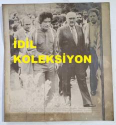 YUNANİSTAN ESKİ BAŞBAKANI ANDREA PAPANDREU'NUN ORİJİNAL HABER AJANSI BASIMI FOTOĞRAFI (ΦΩΤΟΓΡΑΦΙΑ ΤΟΥ ΠΡΩΗΝ ΠΡΩΘΥΠΟΥΡΓΟΥ ΤΗΣ ΕΛΛΑΔΑΣ, ΑΝΔΡΕΑ ΠΑΠΑΝΔΡΕΟΥ) - 23 x 21 cm EBADINDA - ANDREAS PAPANDREU, KADDAFİ İLE YAN YANAYKEN ÇEKİLMİŞ BİR KARE