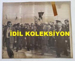 YUNANİSTAN ESKİ BAŞBAKANI ANDREA PAPANDREU'NUN ORİJİNAL HABER AJANSI BASIMI FOTOĞRAFI (ΦΩΤΟΓΡΑΦΙΑ ΤΟΥ ΠΡΩΗΝ ΠΡΩΘΥΠΟΥΡΓΟΥ ΤΗΣ ΕΛΛΑΔΑΣ, ΑΝΔΡΕΑ ΠΑΠΑΝΔΡΕΟΥ) - 22 x 18 cm EBADINDA - ANDREAS PAPANDREU, KUZEY KIBRIS RUM KESİMİ ZİYARETİNDE, 1982