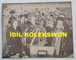 YUNANİSTAN ESKİ BAŞBAKANI ANDREA PAPANDREU'NUN ORİJİNAL HABER AJANSI BASIMI FOTOĞRAFI (ΦΩΤΟΓΡΑΦΙΑ ΤΟΥ ΠΡΩΗΝ ΠΡΩΘΥΠΟΥΡΓΟΥ ΤΗΣ ΕΛΛΑΔΑΣ, ΑΝΔΡΕΑ ΠΑΠΑΝΔΡΕΟΥ) - 23 x 18 cm EBADINDA - ANDREAS PAPANDREU, KUZEY KIBRIS RUM KESİMİ ZİYARETİNDE, 1982