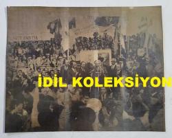 YUNANİSTAN ESKİ BAŞBAKANI ANDREA PAPANDREU'NUN ORİJİNAL HABER AJANSI BASIMI FOTOĞRAFI (ΦΩΤΟΓΡΑΦΙΑ ΤΟΥ ΠΡΩΗΝ ΠΡΩΘΥΠΟΥΡΓΟΥ ΤΗΣ ΕΛΛΑΔΑΣ, ΑΝΔΡΕΑ ΠΑΠΑΝΔΡΕΟΥ) - 22 x 18 cm EBADINDA - ANDREAS PAPANDREU, KUZEY KIBRIS RUM KESİMİ ZİYARETİNDE, 1982