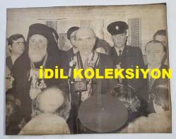 YUNANİSTAN ESKİ BAŞBAKANI ANDREA PAPANDREU'NUN ORİJİNAL HABER AJANSI BASIMI FOTOĞRAFI (ΦΩΤΟΓΡΑΦΙΑ ΤΟΥ ΠΡΩΗΝ ΠΡΩΘΥΠΟΥΡΓΟΥ ΤΗΣ ΕΛΛΑΔΑΣ, ΑΝΔΡΕΑ ΠΑΠΑΝΔΡΕΟΥ) - 23 x 19 cm EBADINDA - ANDREAS PAPANDREU, KUZEY KIBRIS RUM KESİMİ ZİYARETİNDE, 1982