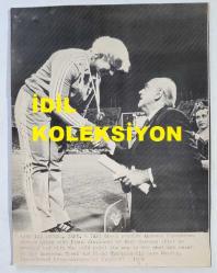 YUNANİSTAN ESKİ BAŞBAKANI ANDREA PAPANDREU'NUN ORİJİNAL HABER AJANSI BASIMI FOTOĞRAFI (ΦΩΤΟΓΡΑΦΙΑ ΤΟΥ ΠΡΩΗΝ ΠΡΩΘΥΠΟΥΡΓΟΥ ΤΗΣ ΕΛΛΑΔΑΣ, ΑΝΔΡΕΑ ΠΑΠΑΝΔΡΕΟΥ) - 25 x 19 cm EBADINDA - ANDREAS PAPANDREU, ATİNA'DA YAPILAN AVRUPA ATLETİZM ŞAMPİYONASI'NDA İLK ALTIN MADALYAYI ALAN DOĞU ALMAN KADIN GÜLLECİ ILONA SLUPIANEK'E MADALYASINI TAKDİM EDERKEN ÇEKİLMİŞ BİR KARE. 1982