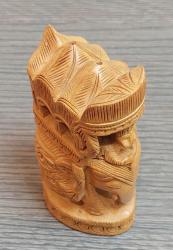 Hindistan, Vintage Ambabri/Howdah Fil Figürü Temalı Biblo. Hint Kültürünün Zenginliğini Sergileyen Mükemmel Detaylı Bir Oyma İşi. En Kaliteli Ahşaptan El Yapımı Fil Figürü. Hindistan'lı Zanaatkarlar Tarafından Özenle Üretilmiştir. Kesinlikle Çekici Bir Tarz. 1970'ler.(6x5x10,5 cm)