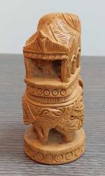 Hindistan, Vintage Ambabri/Howdah Fil Figürü Temalı Biblo. Hint Kültürünün Zenginliğini Sergileyen Mükemmel Detaylı Bir Oyma İşi. En Kaliteli Ahşaptan El Yapımı Fil Figürü. Hindistan'lı Zanaatkarlar Tarafından Özenle Üretilmiştir. Kesinlikle Çekici Bir Tarz. 1970'ler.(6x5x10,5 cm)