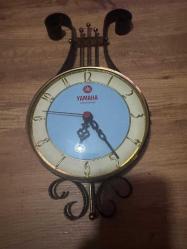 NOSTALJİK FERFORJE LİR TASARIMLI MÜZİK TEMALI YAMAHA ELEKTRONİK METAL KASA ALMAN PİLLİ MAKİNE DUVAR SAATİ ÇALIŞIR DURUMDA