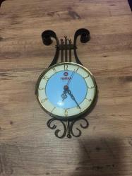 NOSTALJİK FERFORJE LİR TASARIMLI MÜZİK TEMALI YAMAHA ELEKTRONİK METAL KASA ALMAN PİLLİ MAKİNE DUVAR SAATİ ÇALIŞIR DURUMDA