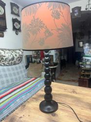 Masa Lambası / Abajur İngiliz zarafetini evinize taşıyın! Çok temiz durumda, Laura Ashley Home marka lamba. Şapkasız boy 53 cm Şapkalı boy 70 cm Şapkanın alt çapı 36 cm üst çapı 31 cm