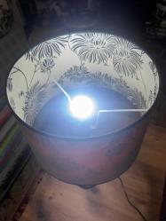 Masa Lambası / Abajur İngiliz zarafetini evinize taşıyın! Çok temiz durumda, Laura Ashley Home marka lamba. Şapkasız boy 53 cm Şapkalı boy 70 cm Şapkanın alt çapı 36 cm üst çapı 31 cm