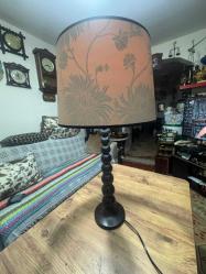 Masa Lambası / Abajur İngiliz zarafetini evinize taşıyın! Çok temiz durumda, Laura Ashley Home marka lamba. Şapkasız boy 53 cm Şapkalı boy 70 cm Şapkanın alt çapı 36 cm üst çapı 31 cm