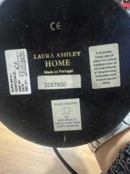 Masa Lambası / Abajur İngiliz zarafetini evinize taşıyın! Çok temiz durumda, Laura Ashley Home marka lamba. Şapkasız boy 53 cm Şapkalı boy 70 cm Şapkanın alt çapı 36 cm üst çapı 31 cm