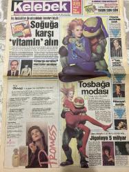 KELEBEK GAZETESİ DOĞUM GÜNÜ HEDİYESİ (TURKISH NEWSPAPPER) - 9 OCAK 1991 - TAM TAKIM 4 SAYFADIR -Dr Osman Güven-Dr Gündüz Tezmen-Leyla İsmir-Mehmet Arif Demirer-Zeki Müren-Sibel Can-Ayşe Tunalı-Kelly Rutherford-Sam Aldinc-Esmaray-Soğuğa karşı vitamin alın-Omurga cerrahisi mucizeler yaratıyor-Tosbağa modası-Tatlı serseri-Island-Soğukla mücadelede önemleri büyük-Ayna karşısındaki aksilikler-Sofra alışkanlıklarınızı hemen değiştirin-Romantizmlerin kesin nedeni yoktur-Nilüfer nasıl kurtulur-Beni kendi yatağında yatırıyordu-Yeşil alana toplu konut-İETT ormanı yakıyor-Sam’den sevgilerle-Aldinc’le canlı canlı-Çarşamba ekranında 3 film var-Gel sevişelim-Keşanlı Ali Destanı-Gökkuşağı-Çalışkan Esmeray - İdil Koleksiyon