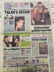 KELEBEK GAZETESİ DOĞUM GÜNÜ HEDİYESİ (TURKISH NEWSPAPPER) - 13 ŞUBAT 1991 - TAM TAKIM 4 SAYFADIR -İlknur Bozkurt-Monica Sgarbi-Tanju Okan-Robin Williams-Leyla İsmiler-Güneş Tezmen-Azize Bergin-Nükhet Duru-Muzaffer Buyrukçu-Fatma Batukan-Leyla Poyraz-Atilla İçli-Aytaç Arman-Meral Oğuz-Harrison Ford-Gene Wilder-Aşk acısı unutulur-Yardım meleği-Bütün modacılar peşinde o ille de sinema diyor-Yürüyün uzun yaşayın-Tanju Okan’dan sigaraya veda-Uyuşturucu ve seks tutkunuydum-Kanun keman-Bilmemek ayıp değil-Kaşlar keman-Evlilik köşesi-İstanbul’u kadınlar kurtarır-Roman Rüzgarı-Yalana devam-Gülmeden güldürüyor-Biri ve Diğerleri-Frisco’lu Çocuk-Zaman tüneli