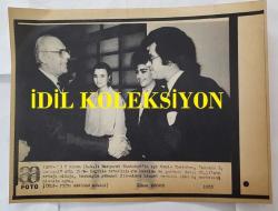 BİRLEŞİK KRALLIK ESKİ BAŞBAKANI MARGARET THATCHER'IN HABER AJANSI BASIM FOTOĞRAFI (KAĞIT BASKI) - NEWS AGENCY PHOTO (PAPER PRINT) OF FORMER UNITED KINGDOM PRIME MINISTER MARGARET THATCHER - 21 x 17 cm EBADINDA - MARK THATCHER'IN KOCASI DENİS THATCHER, TÜRKİYE ZİYARETİNDE ÜNLÜ ŞARKICI METİN MİLLİ İLE GÖRÜŞTÜ. - İNGİLTERE SİYASİ TARİHİ - MARK THATCHER'S HUSBAND, DENIS THATCHER, MET WITH FAMOUS SINGER METIN MILLI DURING HIS VISIT TO TURKEY.. 1988