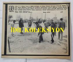 BİRLEŞİK KRALLIK ESKİ BAŞBAKANI MARGARET THATCHER'IN HABER AJANSI BASIM FOTOĞRAFI (KAĞIT BASKI) - NEWS AGENCY PHOTO (PAPER PRINT) OF FORMER UNITED KINGDOM PRIME MINISTER MARGARET THATCHER - 21 x 18 cm EBADINDA - MARGARET THATCHER'IN TÜRKİYE ZİYARETİ ÖNCESİNDE ANKARA'DAKİ PARK VE YOLLARDA BAKIM ÇALIŞMALARI YAPILDI. - İNGİLTERE SİYASİ TARİHİ - MAINTENANCE WORK WAS CARRIED OUT ON PARKS AND ROADS IN ANKARA BEFORE MARGARET THATCHER'S VISIT TO TURKEY. 1988. HASAN AYDIN