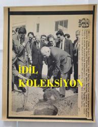 BİRLEŞİK KRALLIK ESKİ BAŞBAKANI MARGARET THATCHER'IN HABER AJANSI BASIM FOTOĞRAFI (KAĞIT BASKI) - NEWS AGENCY PHOTO (PAPER PRINT) OF FORMER UNITED KINGDOM PRIME MINISTER MARGARET THATCHER - 21 x 17 cm EBADINDA - MARGARET THATCHER'IN EŞİ DENİS THATCHER, TÜRKİYE ZİYARETİNDE DOSTLUK FİDANINI TOPRAĞA DİKTİ. - İNGİLTERE SİYASİ TARİHİ - MARGARET THATCHER'S HUSBAND, DENIS THATCHER, PLANTED A SAPLING OF FRIENDSHIP DURING HIS VISIT TO TURKEY.. 1988. HASAN AYDIN