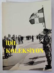 Efemera - YUNANİSTAN ESKİ BAŞBAKANI ANDREAS PAPANDREU'NUN ORİJİNAL FOTOĞRAFI - 18 x 12,5 cm EBADINDA - ANDREAS PAPANDREOU, KIBRIS ZİYARETİ SIRASINDA KENDİSİNİ KARŞILAYAN TÖREN KITASINI SELAMLARKEN ÇEKİLMİŞ BİR KARE. YUNAN ELÇİ ZHARAKİS ve RUM LİDERİ KİPRİYAN AYNI KAREDELER. 3 MART 1982 - kitantik - kitaLog