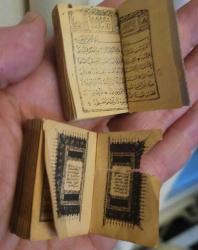 LOT.9 » 2 ADET MİNYATÜR BOY KURAN. SANCAK KURANI EBATLARINDA. KOLEKSİYONLUK. İKİSİNİN FİYATIDIR.