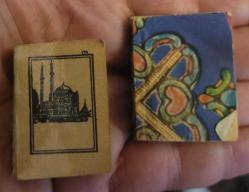 2 ADET MİNYATÜR BOY KURAN. SANCAK KURANI EBATLARINDA. KOLEKSİYONLUK. İKİSİNİN FİYATIDIR.