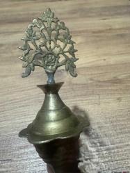 Antika Otantik Pirinç Sürmedan Tamamı el işçiliği, masif pirinç. Üst kısmı bitkisel motifli (Hayat Ağacı formunda) zarif işlemelere sahiptir.