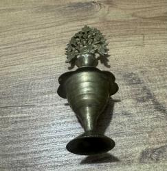 Antika Otantik Pirinç Sürmedan Tamamı el işçiliği, masif pirinç. Üst kısmı bitkisel motifli (Hayat Ağacı formunda) zarif işlemelere sahiptir.