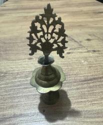 Antika Otantik Pirinç Sürmedan Tamamı el işçiliği, masif pirinç. Üst kısmı bitkisel motifli (Hayat Ağacı formunda) zarif işlemelere sahiptir.