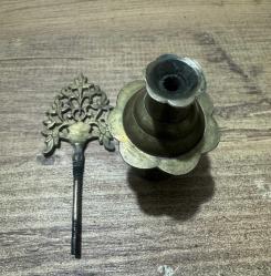 Antika Otantik Pirinç Sürmedan Tamamı el işçiliği, masif pirinç. Üst kısmı bitkisel motifli (Hayat Ağacı formunda) zarif işlemelere sahiptir.