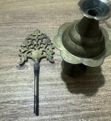 Antika Otantik Pirinç Sürmedan Tamamı el işçiliği, masif pirinç. Üst kısmı bitkisel motifli (Hayat Ağacı formunda) zarif işlemelere sahiptir.