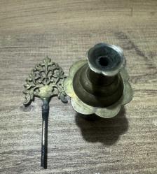 Antika Otantik Pirinç Sürmedan Tamamı el işçiliği, masif pirinç. Üst kısmı bitkisel motifli (Hayat Ağacı formunda) zarif işlemelere sahiptir.