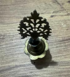 Antika Otantik Pirinç Sürmedan Tamamı el işçiliği, masif pirinç. Üst kısmı bitkisel motifli (Hayat Ağacı formunda) zarif işlemelere sahiptir.