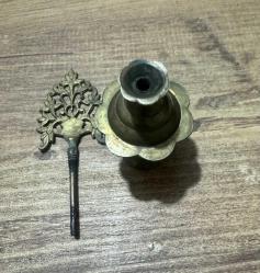 Antika Otantik Pirinç Sürmedan Tamamı el işçiliği, masif pirinç. Üst kısmı bitkisel motifli (Hayat Ağacı formunda) zarif işlemelere sahiptir.